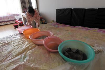 崇左楼上漏水，住户失联，小区没物管，业主维权难！律师来支招……
